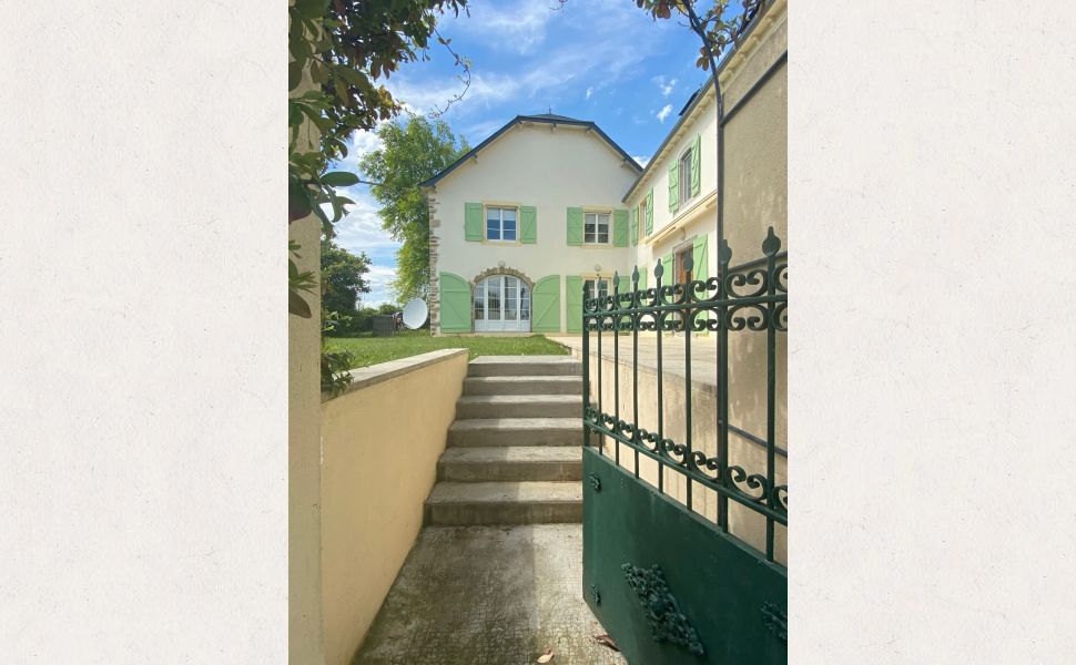 Beautiful renovated Bearnaise Farmhouse with Exceptional Views of the Pyrenees Mountains
